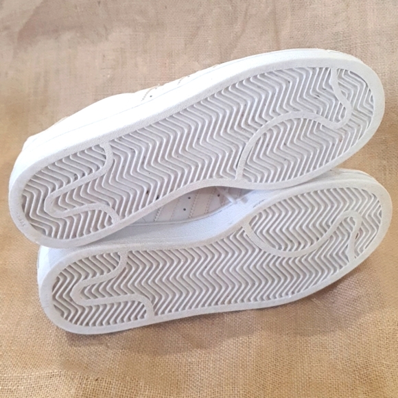 Size 9 Adidas Originals Superstar Sneakers - Picture 5 of 6